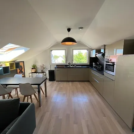 Charming Townhouse Downtown Apartment
